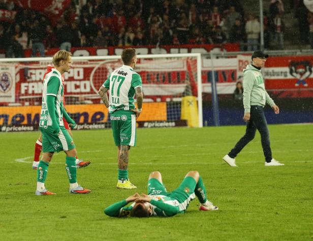 Rapid-Spieler und Trainer Stöger nach einer Niederlage gegen Salzburg in der Bundesliga am Boden zerstört