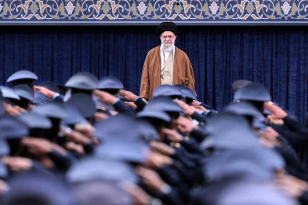 Soldaten salutieren vor Irans oberstem Führer Chamenei 