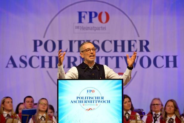 Ein Mann spricht beim Politischen Aschermittwoch der FPÖ vor Publikum.