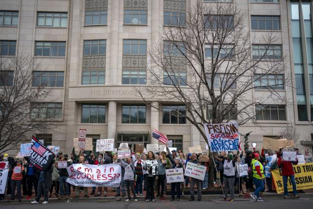 Anti-Trump-Demonstration vor dem Gebäude der Heritage Foundation in Washington, D. C. 