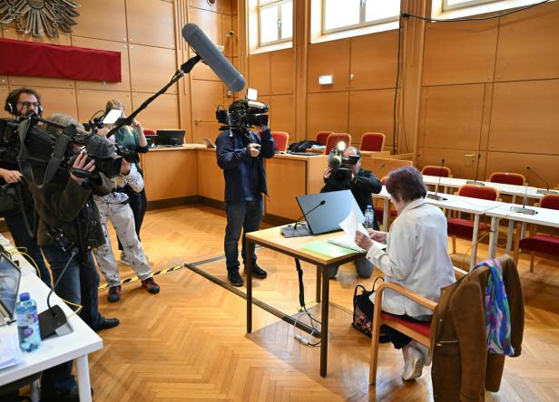 zu sehen ist die Zeugin Christa Scharf, im Rahmen des Forts. Prozess gegen ÖVP-Klubobmann Wöginger und zwei Finanzbeamte wegen Amtsmissbrauchs, aufgenommen am Donnerstag, 5. März 2026 in Linz.