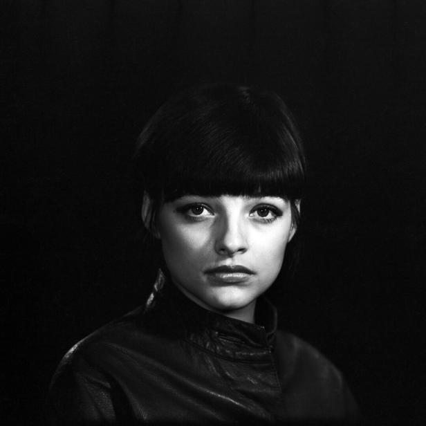 Die junge Nina Hagen vor schwarzem Hintergrund