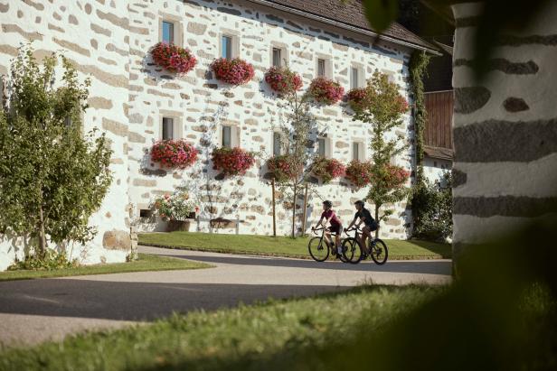 Mühlviertel, Radfahrer und Bauernhaus