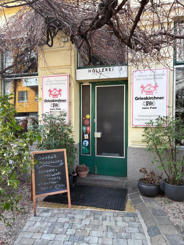 Eingangstür und Fassade des Restaurants Hollerei in Wien
