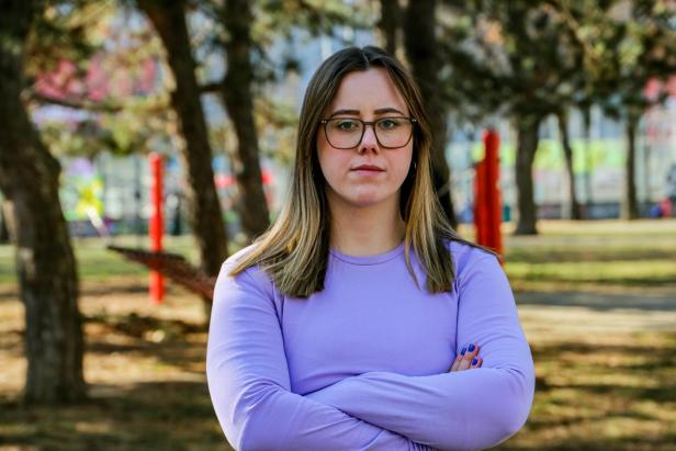 Larissa Zivkovic schaut in die Kamera