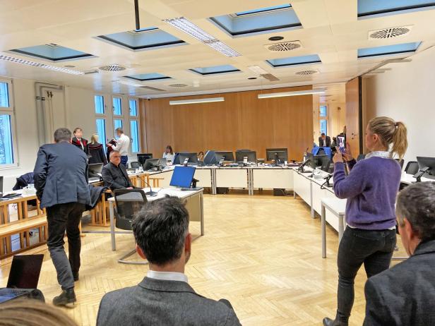 profil-Chefredakteurin Anna Thalhammer fotografiert Egisto Ott vor Beginn des Prozesses wegen des Verdachts der Russland-Spionage. Ott hat sämtliche Vorwürfe immer bestritten, es gilt die Unschuldsvermutung.