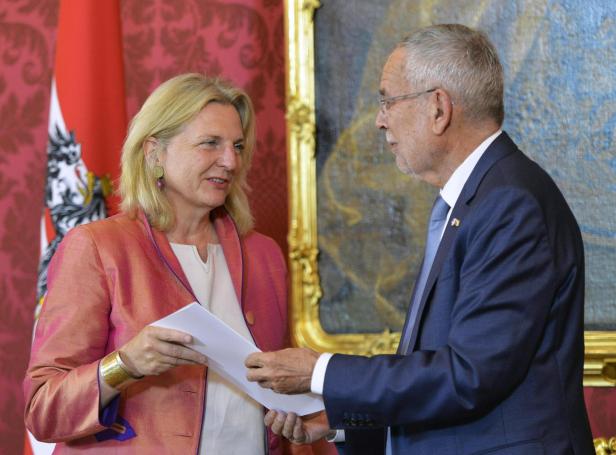 Bundespräsident Alexander Van der Bellen und Außenministerin Karin Kneissl im Rahmen der Enthebung der Bundesregierung aus dem Amt 
