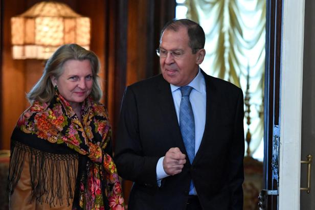 Karin Kneissl, damals Außenministerin, tritt Russlands Außenminister Lavrov in Moskau. 