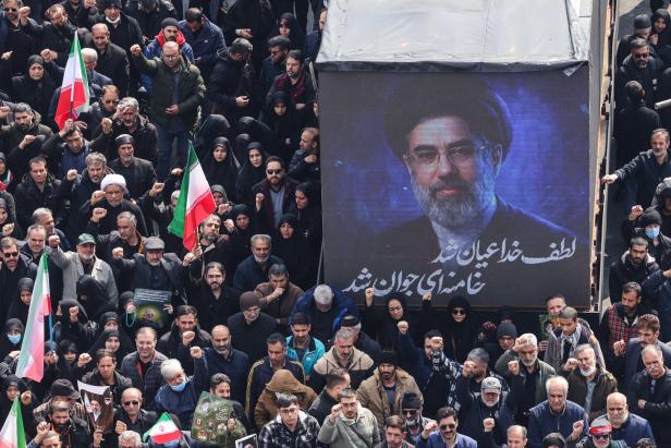 Eine Menge an Männern, mitten drin das Konterfei Khameneis 