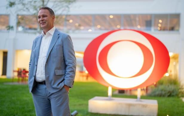 Porträtaufnahme eines Mannes vor dem ORF-Gebäude
