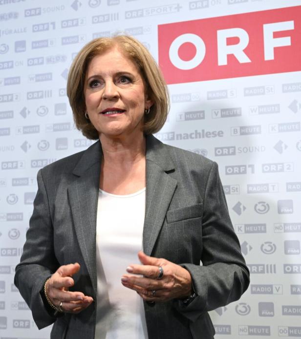 Frau steht vor dem ORF-Logo
