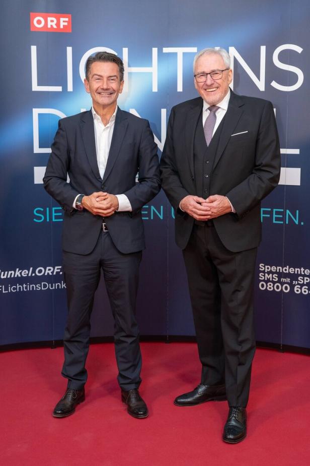 Porträtaufnahme von zwei Männern vor dem ORF-Logo