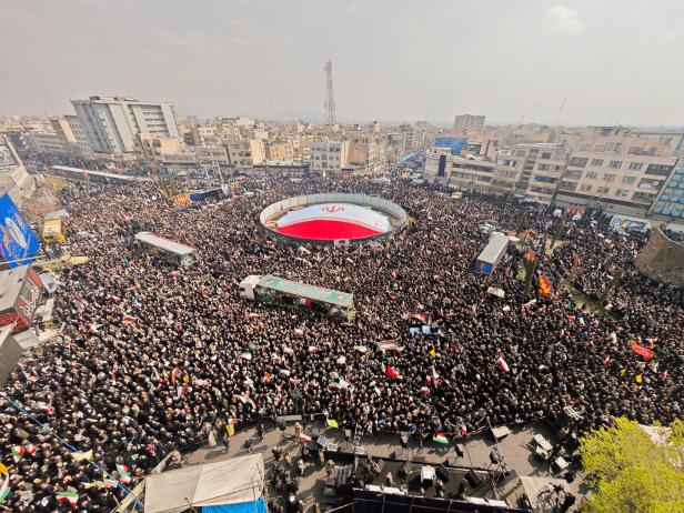 Eine Menschenmasse in Teheran