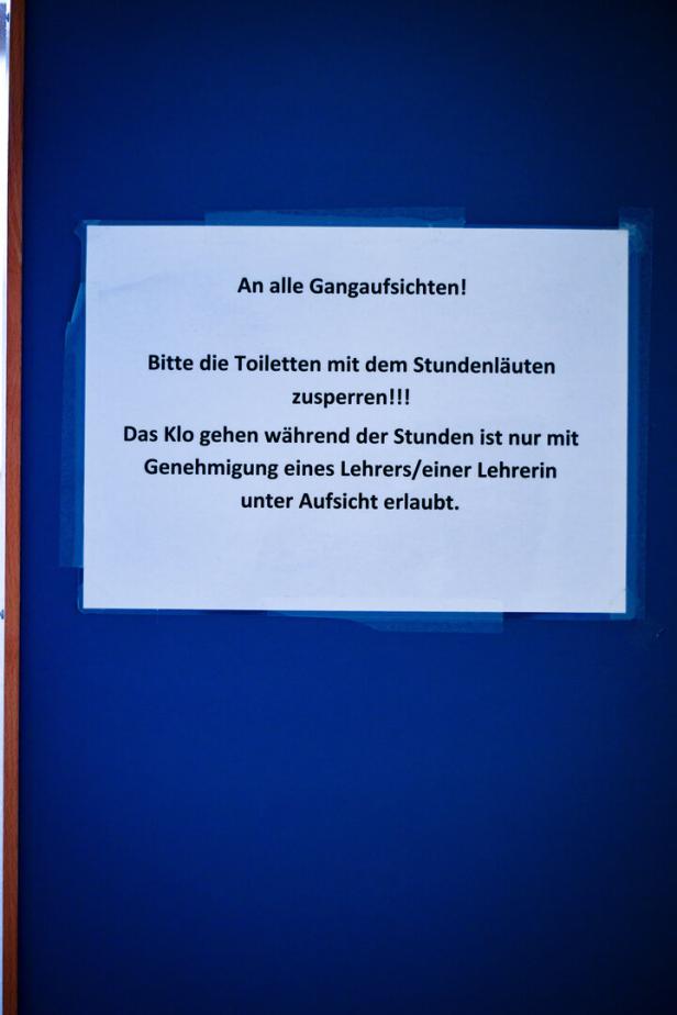Hinweis, dass Toiletten während des Unterrichts nur mit Lehrerlaubnis und Aufsicht benutzt werden dürfen.