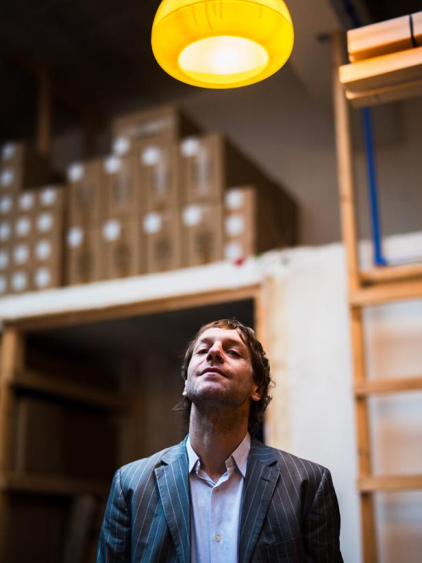 Voodoo Jürgens steht in seinem Proberaum unter einer Lampe