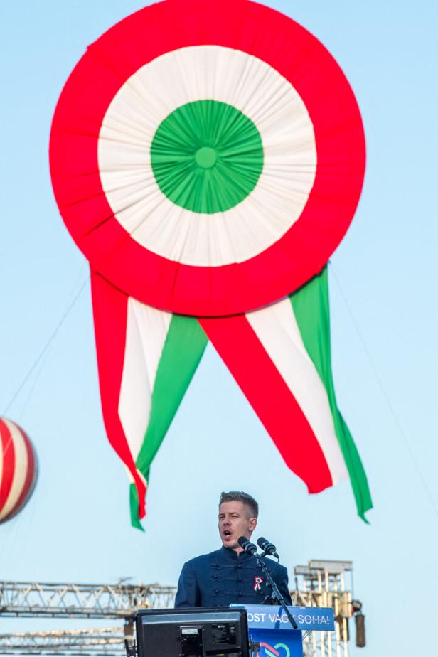 Ein Abzeichen in Ungarns Nationalfarben (rot, weiß, grün) hängt über Peter Magyar.