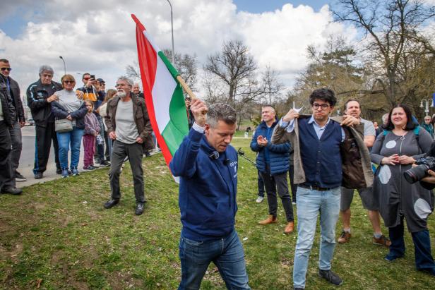 Peter Magyar mit Ungarn-Flagge in der Hand.
