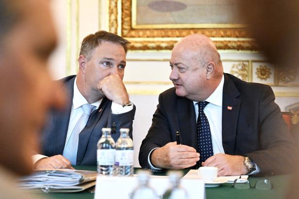 Zwei Männer sitzen am Tisch