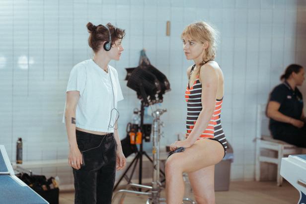 Kristen Stewart (links) mit ihrer Hauptdarstellerin Imogen Poots (im Badeanzug) während der Dreharbeiten an "The Chronology of Water"