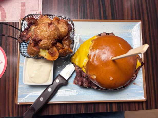Bild von einem Burger mit Kartoffelbeilage