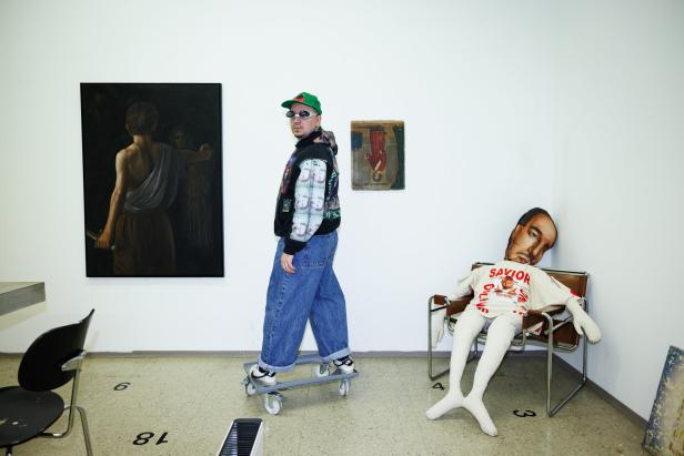 Künstler Domingo Mattle in seinem Atelier