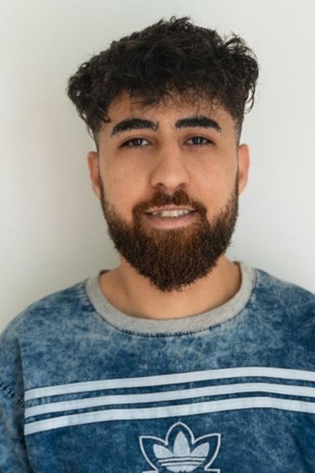 Man sieht den jungen Afghanen Mahmoud Amiri im Porträt
