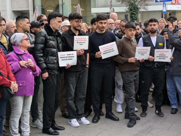 Menschen gedenken dem Toten Mahmoud