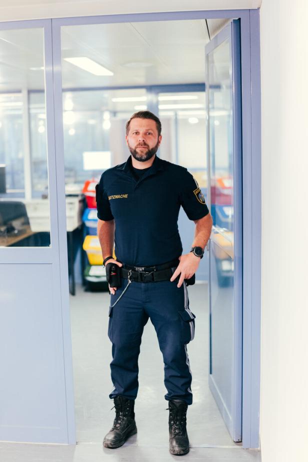 Porträtaufnahme eines Justizwachebeamten