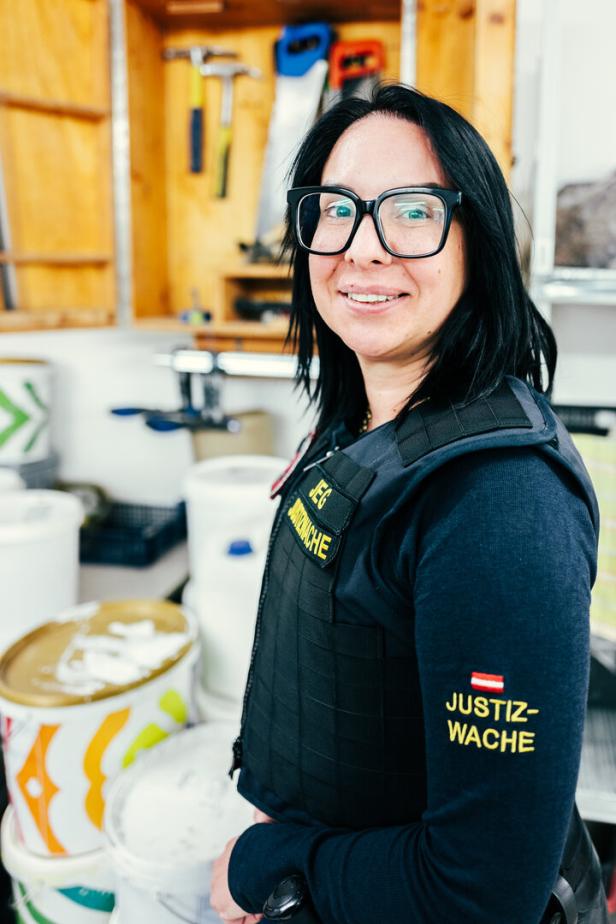 Frau in Uniform der Justizwache