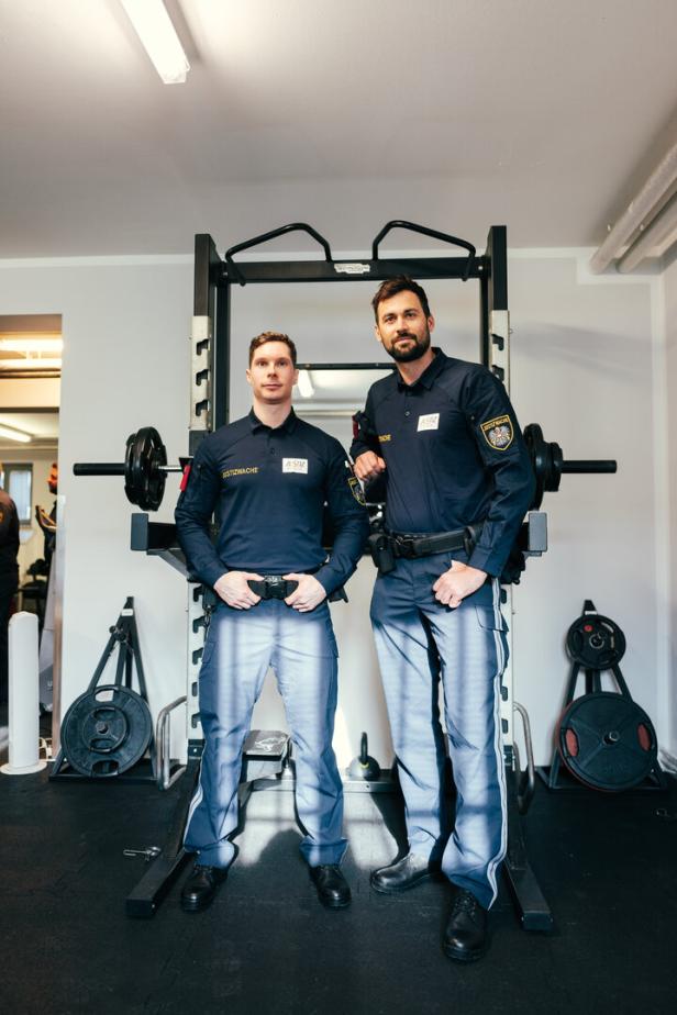 Zwei Justizwachebeamte stehen im Fitnessraum der Haftanstalt