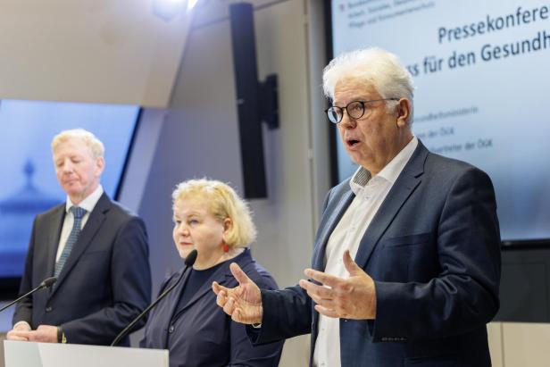 ÖGK-Obmann Peter McDonald (ÖVP), Sozialministerin Korinna Schumann (SPÖ) und ÖGK-Obmann-Stv. Andreas Huss (SPÖ) am Freitag, 27. März 2026, anl. einer PK "Startschuss für den Gesundheitsreformfonds" in Wien.