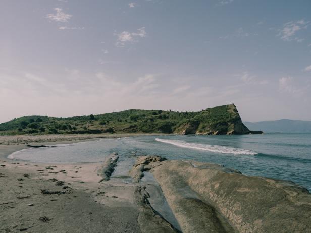 Ein unterbauter Strand an Albaniens Küste nahe der Hafenstadt Vlora