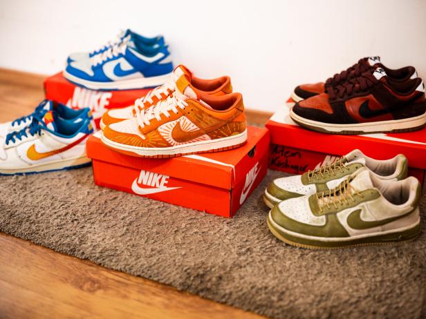 Fünf Paar Nike Schuhe