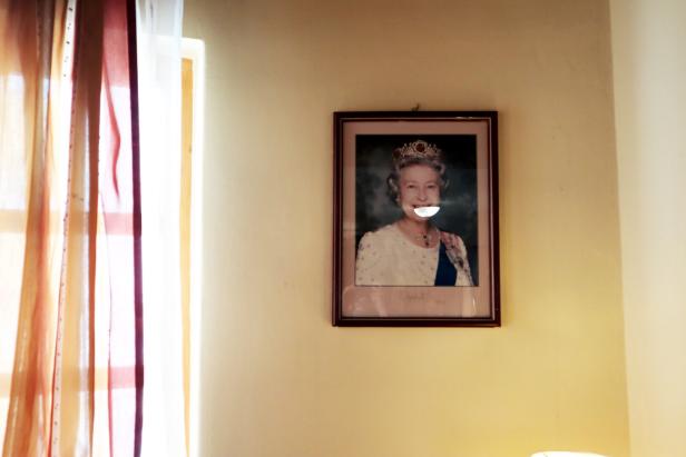 Bild der Queen Elisabeth hängt auf einer Wand.