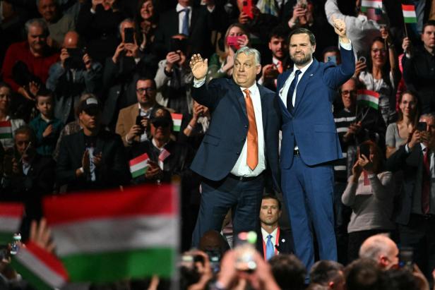 Ungarns Ministerpräsident Viktor Orbán und der US-Vize-Präsident JD Vance auf einer Wahlkampfbühne in Budapest 