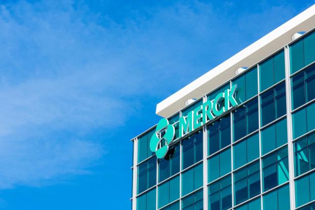 Gebäude mit der Firmenaufschrift „Merck“
