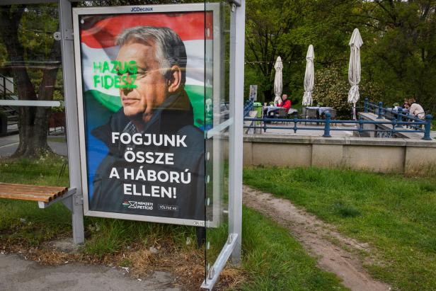 Ein beschmiertes Wahlplakat in einem Park