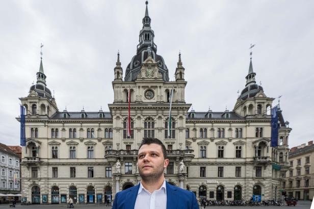 Alexis Pascuttini vor dem Rathaus in Graz