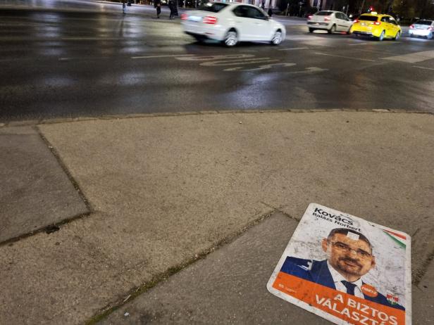 Ein Fidesz-Poster zertreten am Boden