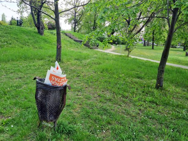 Fidesz-Wahlposter im Müll