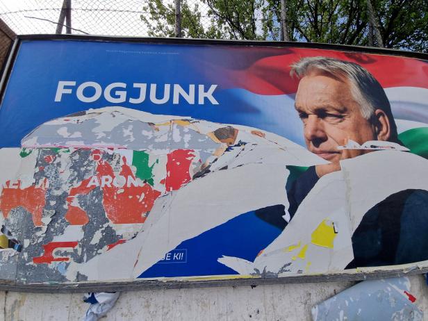 Zerrissenes Orbán-Plakat
