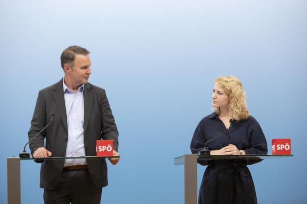 SPÖ-Chef Andreas Babler und Eva Maria Holzleitner (SPÖ) am Samstag, 22. Juni 2024, anlässlich einer Pressekonferenz der SPÖ zum Thema Asylpapier in Wien. 