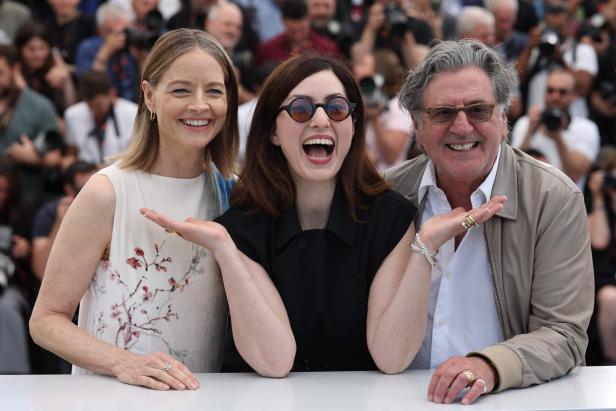 Am Roten Teppich in Cannes: Rebecca Zlotowski mit euphorischem Gesichtsausdruck neben ihren Stars, Jodie Foster (links) und Daniel Auteuil