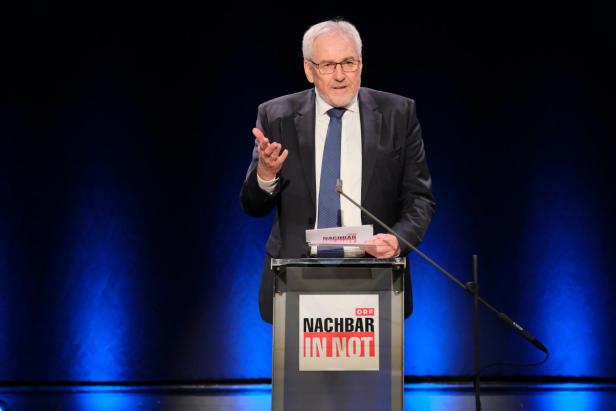 Ein Mann, es ist der ORF-Manager Pius Strobl, steht an einem Pult und spricht