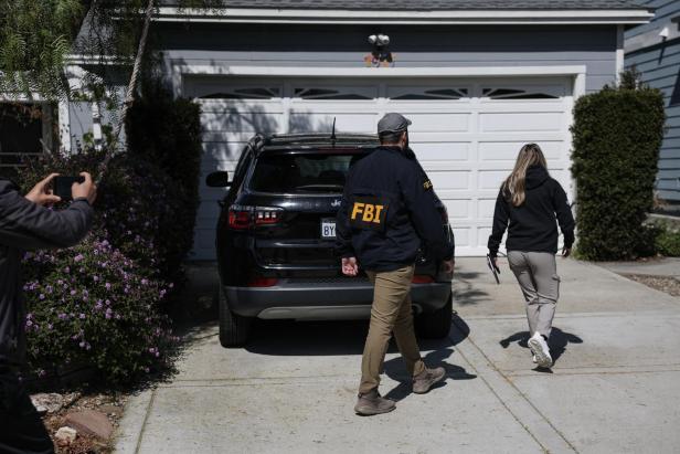 Mitglieder des Inlandsgeheimdienstes FBI in der Nachbarschaft des Schützen in Los Angeles 