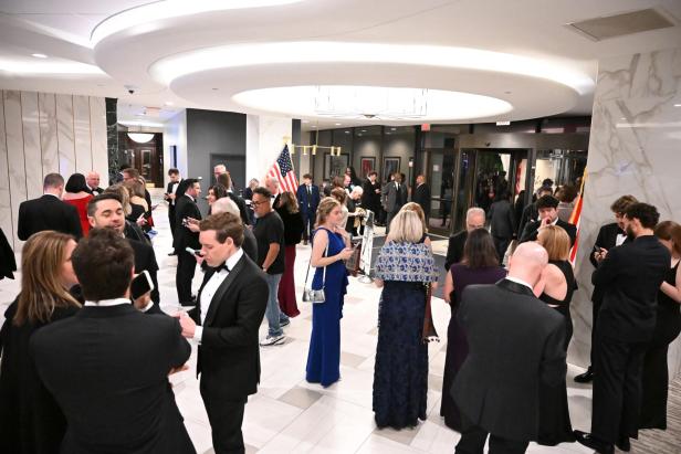 Teilnehmer der Gala in der Lobby des Hotels 