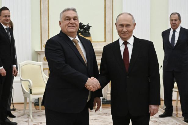Ungarns ehemaliger Ministerpräsident Orbán und Russlands Präsident Putin schütteln Hände bei einem Besuch in Moskau