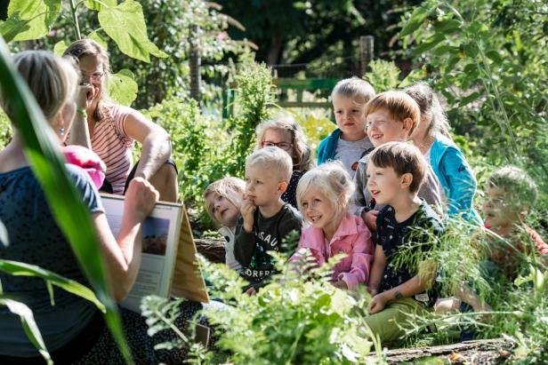 Kinder gehören gespannt zu