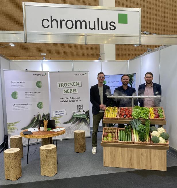 das Gründertrio con Chromulus bei einer Messe