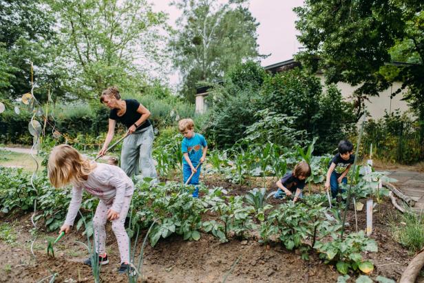 Kinder helfen bei der Gartenarbeit